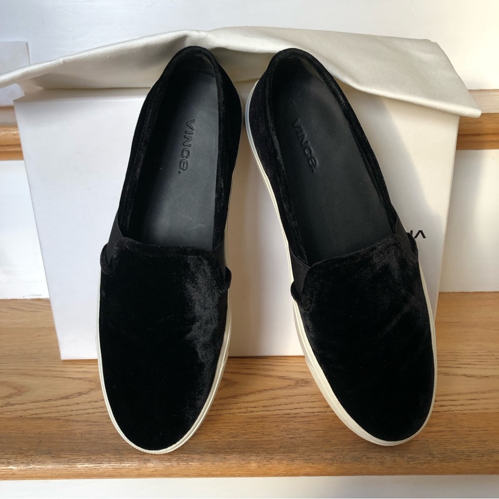 VINCE Blair Velvet Slip-on Black Sz 8